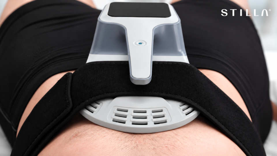 Aplikator Stilla SFERA Body stabilnie zamocowany pasem na brzuchu